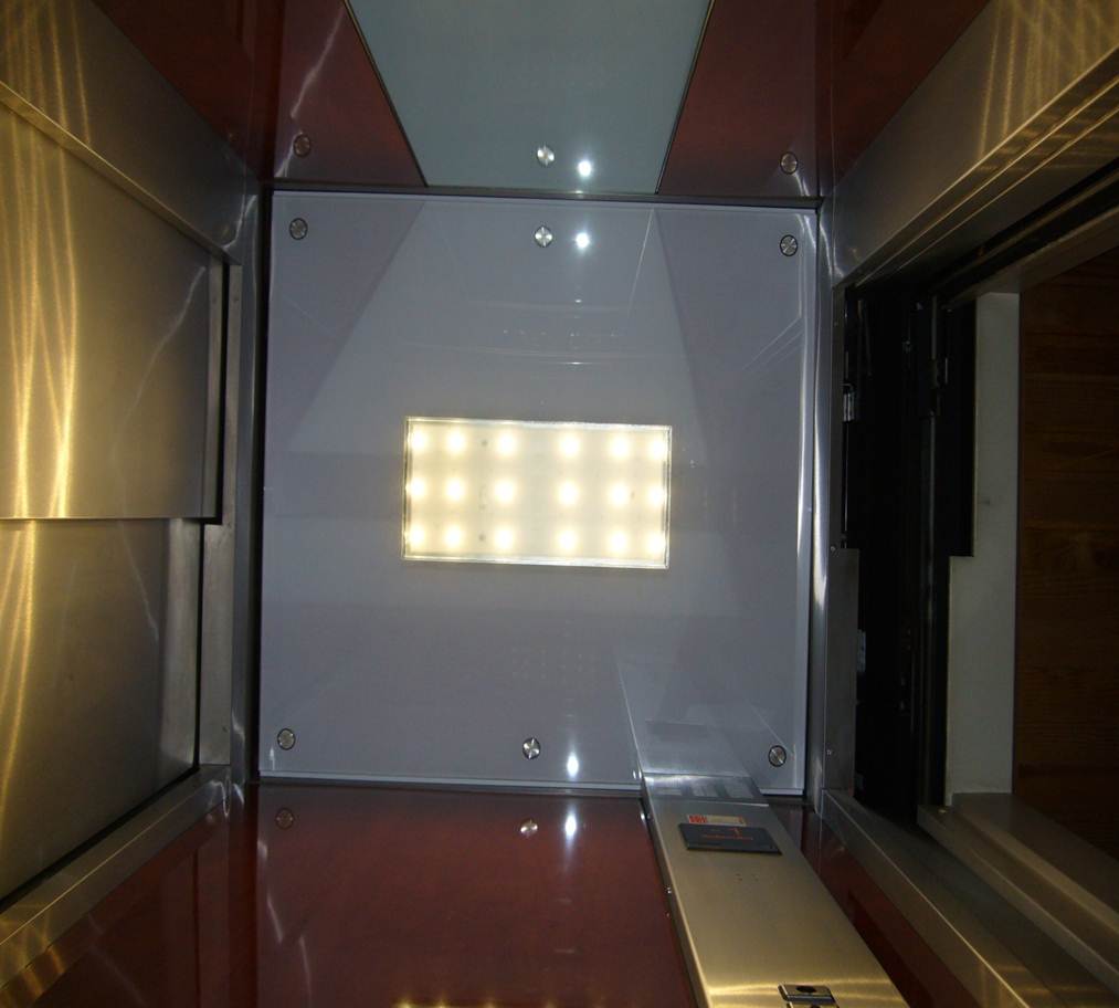 Installation d'un faux plafond d'ascenseur en polycarbonate et LED